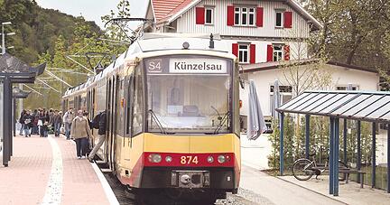 Wann und ob die reaktivierte Kochertalbahn am Bahnhof in Künzelsau hält, ist noch unklar. Jetzt geht es erst einmal darum, weitere Prüfungen zu beschließen.
Montage: HZ