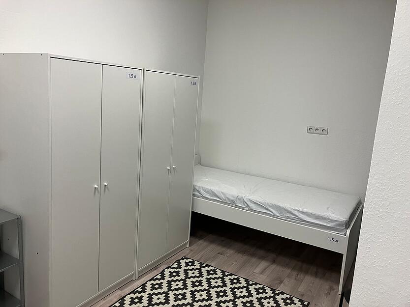 Schränke, Bett: Wer in einem Doppelzimmer wohnt, zahlt 250 Euro pro Monat.