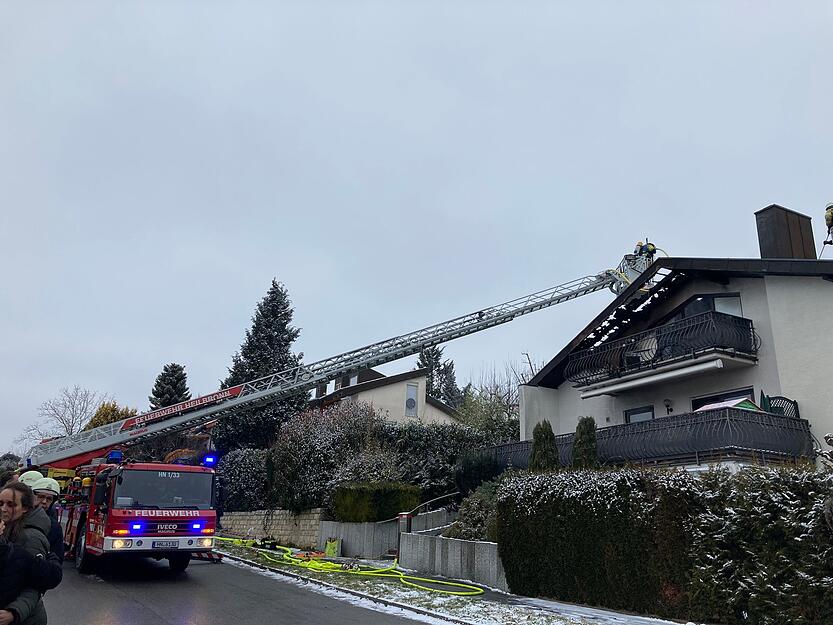Flammen schlugen aus dem Dach des Gebäudes. Flammen schlugen aus dem Dach des Gebäudes.