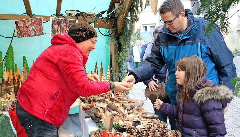 Petra Scharmann verkauft die Holzfiguren, die ihr Mann das Jahr über gesägt hat. Sie freut sich über schöne Begegnungen und glückliche Menschen.
Fotos: Yvonne Tscherwitschke