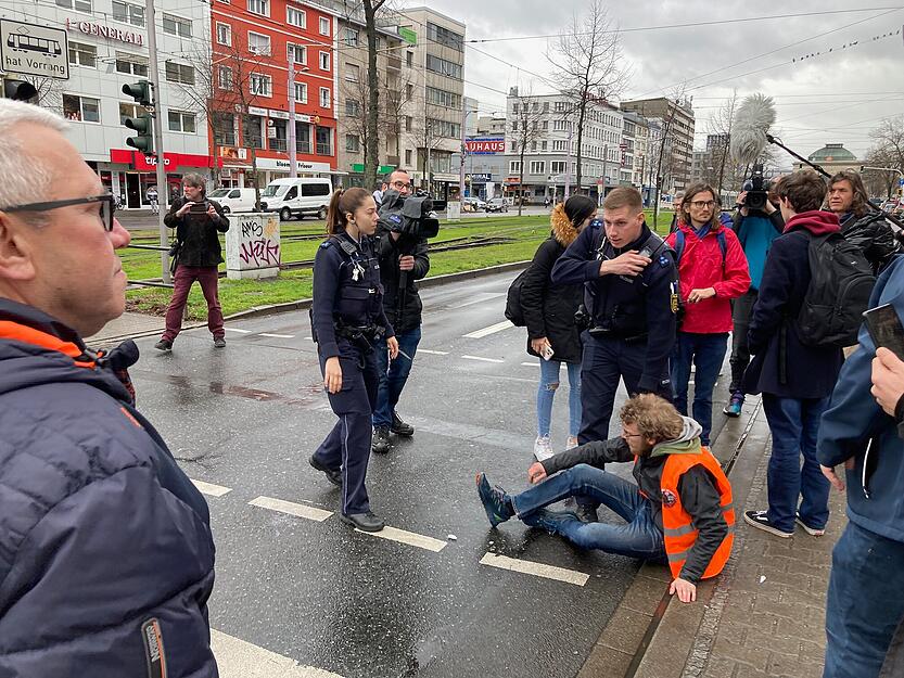 "Letzte Generation" blockiert Straße in Mannheim