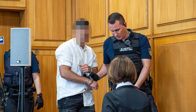 Am 12. Februar vergangenen Jahres hatte Angeklagte mit viel zu hoher Geschwindigkeit ein Fahrzeug in der Wollhausstraße gerammt. Einer der Insassen starb. Dafür steht der 21 Jahre alte Beschuldigte vor Gericht. Am 12. Februar vergangenen Jahres hatte Angeklagte mit viel zu hoher Geschwindigkeit ein Fahrzeug in der Wollhausstraße gerammt. Einer der Insassen starb. Dafür steht der 21 Jahre alte Beschuldigte vor Gericht.