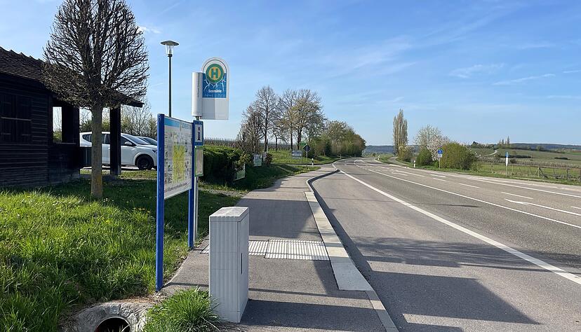 Weil eine Stromtrasse verlegt werden soll, bekommt die Bushaltestelle "Seem&uuml;hle" bei H&ouml;&szlig;lins&uuml;lz ein Dach.