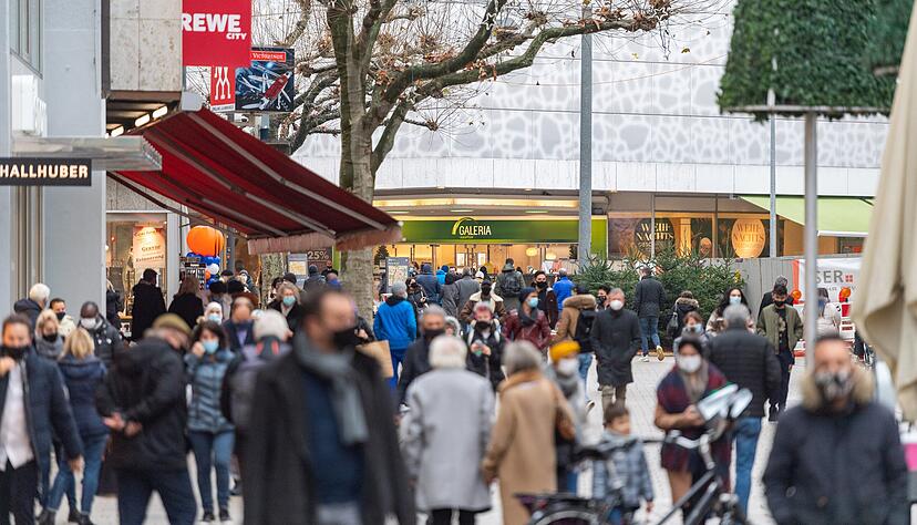 Letztmals in der Innenstadt: Am Tag vor dem Lockdown Mitte Dezember war die Heilbronner Innenstadt noch einmal sehr gut besucht.
Foto: Archiv/Berger Letztmals in der Innenstadt: Am Tag vor dem Lockdown Mitte Dezember war die Heilbronner Innenstadt noch einmal sehr gut besucht.
Foto: Archiv/Berger