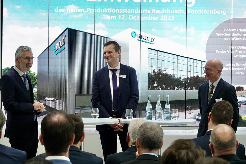 inweihung des neuen Standorts Rauhbusch: Würth-Chef Robert Friedmann (von links) mit Standortleiter Lukas Schmieg und Arnold-Chef Dirk Döllner inweihung des neuen Standorts Rauhbusch: Würth-Chef Robert Friedmann (von links) mit Standortleiter Lukas Schmieg und Arnold-Chef Dirk Döllner