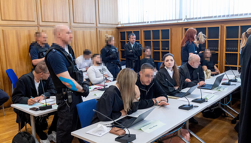 Landgericht verhandelt gegen sieben Angeklagte wegen versuchten gemeinschaftlichen Mordversuchs, weil der Sohn einer Familie die Tochter einer anderen Familie kennt.