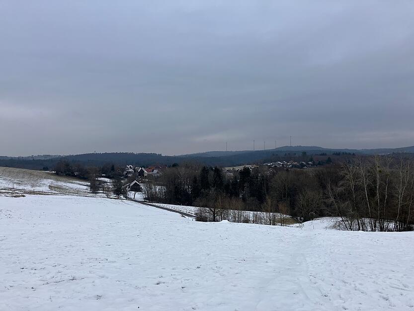 Winterwetter auf dem Stocksberg in Beilstein mit Blick auf die L&ouml;wensteiner Berge: Am Montagvormittag war hier trotz erneutem Wintereinbruch noch nichts los.
