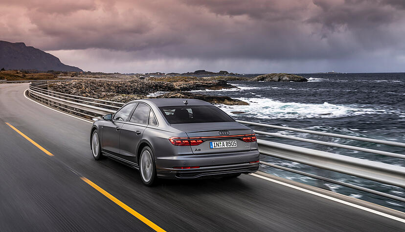 Seit dem Jahr 2017 läuft die aktuelle Generation des Audi A8 im Werk Neckarsulm vom Band, im November 2021 erhielt die Luxuslimousine eine dezente Überarbeitung. Seit dem Jahr 2017 läuft die aktuelle Generation des Audi A8 im Werk Neckarsulm vom Band, im November 2021 erhielt die Luxuslimousine eine dezente Überarbeitung.