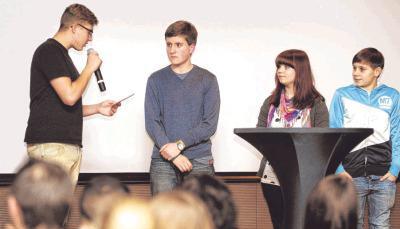 Viele Zuh&ouml;rer hatten die Kandidaten f&uuml;r den Jugendgemeinderat in der Experimenta vor sich, als sie sich auf der B&uuml;hne den Fragen stellten.Foto: Mario Berger