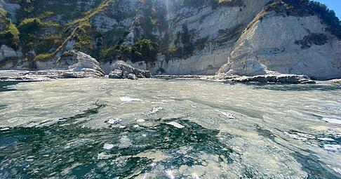 Algenschleim ist auf der Wasseroberfläche des Meeres an der Küste bei Ancona zu sehen (undatierte Aufnahme aus dem Sommer 2024). Das Phänomen ist schon lange bekannt. Vermutlich begünstigen heiße Sommer ein verstärktes Algenwachstum in der Adria.