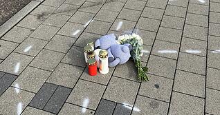 Ein Kind ist nach einem Streit in Niedernhall mutmaßlich von einem 18-Jährigen überfahren worden. Es starb noch vor Ort auf einem Supermarkt-Parkplatz.