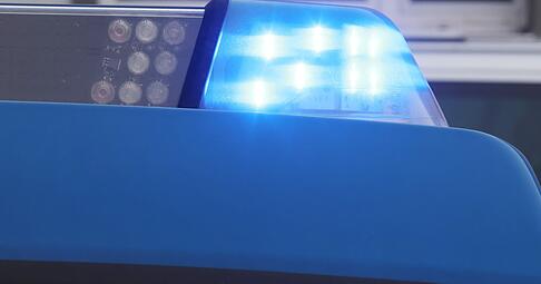 Ein Mann hat von einem Unfallopfer in Zweiflingen die Autoschlüssel geklaut und ist davongefahren. Wegen entdeckter Waffen und Munition an dessen Forchtenberger Adresse mussten Spezialkräfte anrücken.