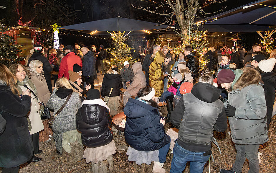 Am Lagerfeuer können sich Besucher aufwärmen.