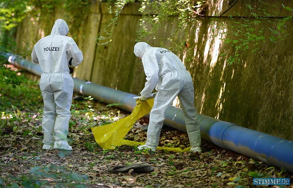 Beamte der Spurensicherung der Kriminalpolizei durchsuchen den Fundort der Leichen.