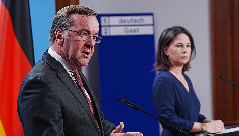 Verteidigungsminister Boris Pistorius und Au&szlig;enministerin Annalena Baerbock geben ein Pressestatement im Ausw&auml;rtigen Amt in Berlin zu den Evakuierungen im Sudan.