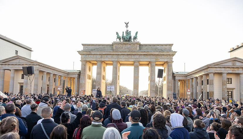 Die Kundgebung am Brandenburger Tor fand nach Angaben der Veranstalter wegen der aktuellen Diskussion in Solidarit&auml;t mit der Moderatorin und Schauspielerin Collien Fernandes statt.