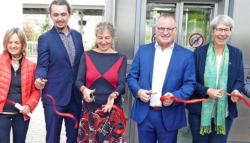 Freude &uuml;ber die Er&ouml;ffnung (v.l.): Helge Spieth, Birgit B&ouml;hm-Lemcke, MdL Erwin K&ouml;hler, Sigrun Bode-Jakisch (Bahn), Michael Groh, MdL Elke Zimmer und B&uuml;rgermeister Klaus-Peter Waldenberger.