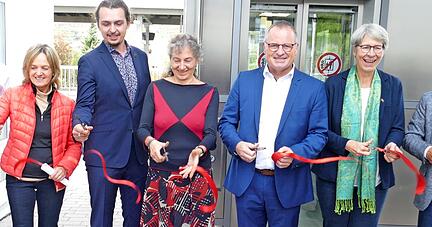 Freude &uuml;ber die Er&ouml;ffnung (v.l.): Helge Spieth, Birgit B&ouml;hm-Lemcke, MdL Erwin K&ouml;hler, Sigrun Bode-Jakisch (Bahn), Michael Groh, MdL Elke Zimmer und B&uuml;rgermeister Klaus-Peter Waldenberger.
Foto: Schmidt