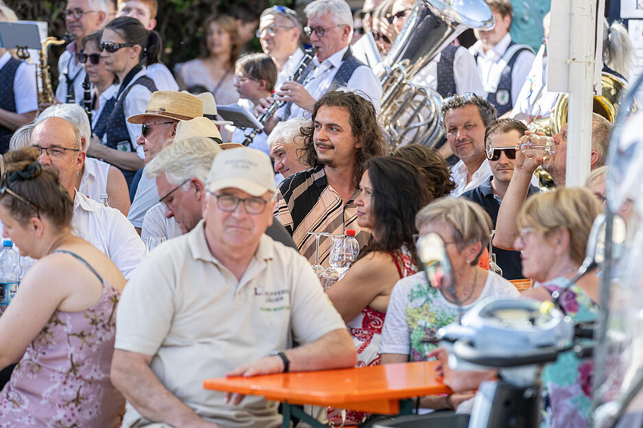 Zahlreiche Besucher haben sich in Lauffen zum Br&uuml;ckenfest eingefunden.  Zwei Tage voller Musik, Kulinarik und Unterhaltung erwarten G&auml;ste auf dem Festgel&auml;nde.