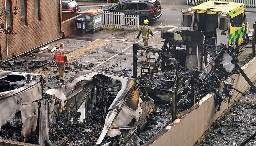 Die Londoner Behörden ermitteln auch in Richtung einer möglichen neuen islamistischen Gruppierung. Die Londoner Behörden ermitteln auch in Richtung einer möglichen neuen islamistischen Gruppierung.