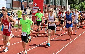 H&ouml;hepunkt des &Ouml;hringer Stadtlaufs am Sonntag war das Rennen &uuml;ber zehn Kilometer mit &uuml;ber 150 Startern.
Fotos: Armin R&ouml;&szlig;ler