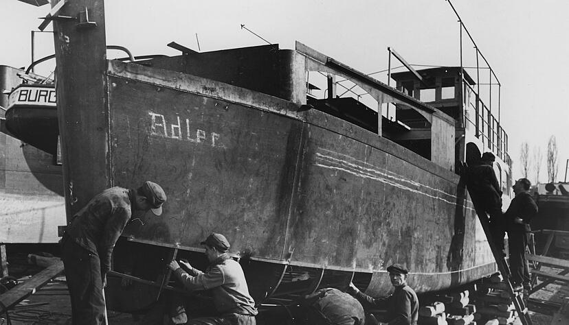 Zusammengestellt von Archiv und Dokumentation der Heilbronner Stimme 
Nach dem Krieg wird der Ausflugsdampfer Adler flott gemacht. 1949 nimmt die Neckargartacher Bootsvermittlung Schmitt nach 15 Jahren ihre Schiffspartien auf dem Neckar wieder auf.