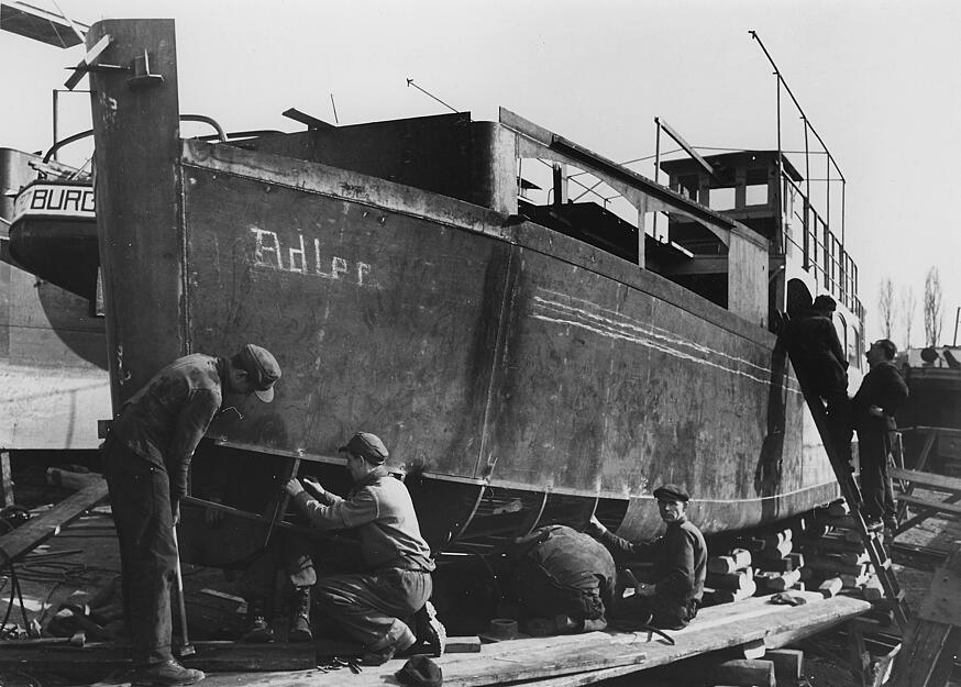 Zusammengestellt von Archiv und Dokumentation der Heilbronner Stimme 
Nach dem Krieg wird der Ausflugsdampfer Adler flott gemacht. 1949 nimmt die Neckargartacher Bootsvermittlung Schmitt nach 15 Jahren ihre Schiffspartien auf dem Neckar wieder auf.