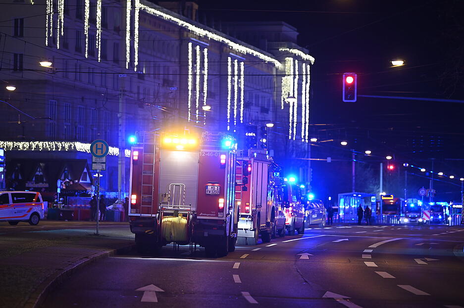 Einsatzkräfte von Rettungsdiensten, Polizei und Feuerwehr sind im Einsatz auf dem Weihnachtsmarkt in Magdeburg, nachdem ein Autofahrer in eine Menschengruppe gefahren ist. Einsatzkräfte von Rettungsdiensten, Polizei und Feuerwehr sind im Einsatz auf dem Weihnachtsmarkt in Magdeburg, nachdem ein Autofahrer in eine Menschengruppe gefahren ist.