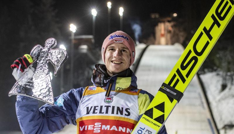 Der Sieger Karl Geiger präsentiert am Samstag seine Trophäe. Der Sieger Karl Geiger präsentiert am Samstag seine Trophäe.