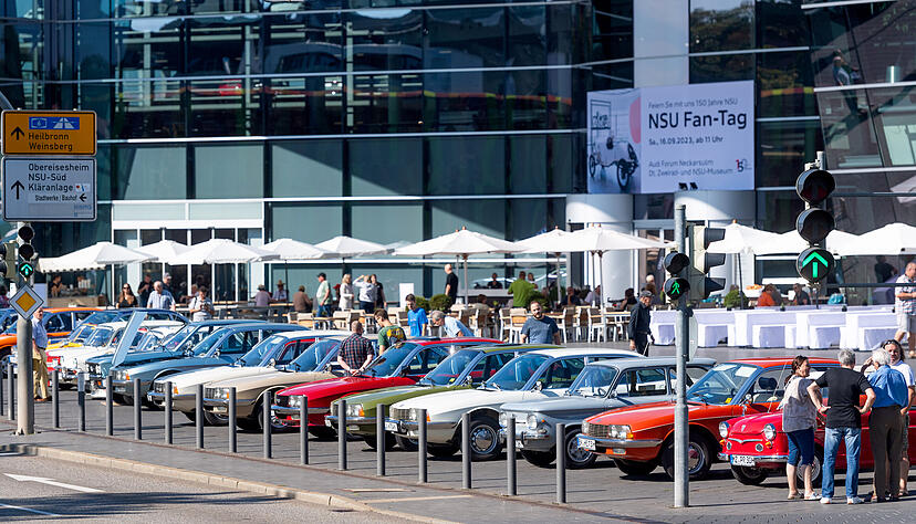 In Reih' und Glied stehen die Oldtimer-Schönheiten vor dem Audi-Forum.