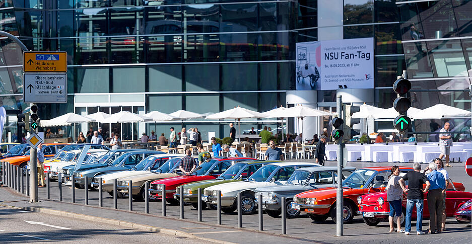 In Reih' und Glied stehen die Oldtimer-Schönheiten vor dem Audi-Forum.