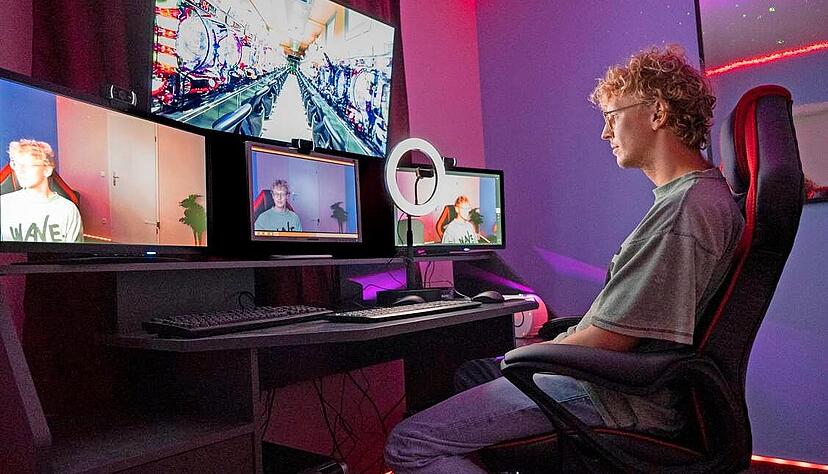 Der Ernst-Franz-Vogelmann-Preistr&auml;ger Gregor Schneider &ndash; hier ein Besucher &ndash; hatte im Sommer 2023 die Kunsthalle in eine begehbare Raumfolge verwandelt.