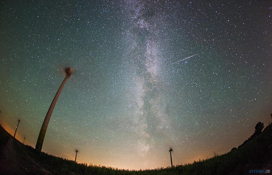 dpatopbilder Eine Sternschnuppe ist am 13.08.2015 auf Fehmarn (Schleswig-Holstein) am klaren Nachthimmel rechts neben der Milchstraße zu sehen.