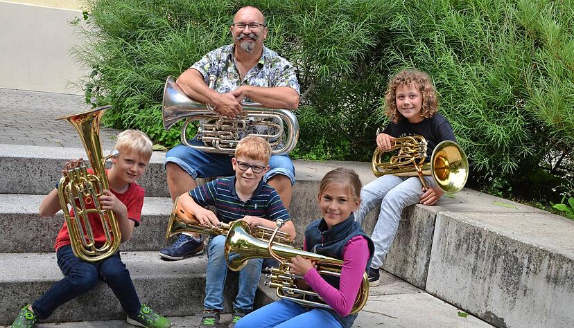Ralf Denninger freut sich über seine vier engagierten Euphonium-Eleven Manuel (von links, 8), Levi (8), Sara (9) und Mattis (9).
Foto: Stefanie Pfäffle Ralf Denninger freut sich über seine vier engagierten Euphonium-Eleven Manuel (von links, 8), Levi (8), Sara (9) und Mattis (9).
Foto: Stefanie Pfäffle