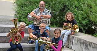 Ralf Denninger freut sich über seine vier engagierten Euphonium-Eleven Manuel (von links, 8), Levi (8), Sara (9) und Mattis (9).
Foto: Stefanie Pfäffle
