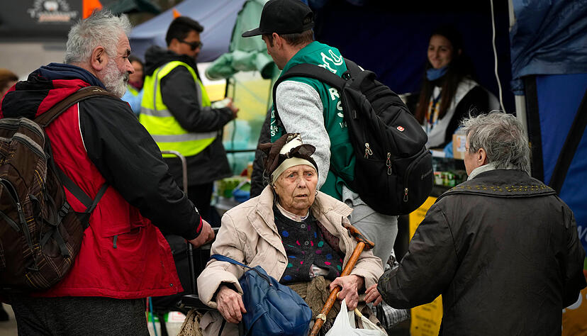 Ein Freiwilliger hilft am Grenzübergang im polnischen Medyka einer Geflüchteten in einem Rollstuhl, die vor dem Krieg aus der benachbarten Ukraine geflohen ist. In Deutschland sind inzwischen rund 370.000 Flüchtlinge eingetroffen. Ein Freiwilliger hilft am Grenzübergang im polnischen Medyka einer Geflüchteten in einem Rollstuhl, die vor dem Krieg aus der benachbarten Ukraine geflohen ist. In Deutschland sind inzwischen rund 370.000 Flüchtlinge eingetroffen.