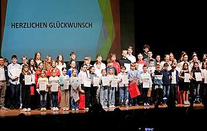 Auch bei der Jugendehrung des Sportkreises Hohenlohe war die B&uuml;hne gut gef&uuml;llt. Die Auswirkungen der Corona-Pandemie gehen langsam zur&uuml;ck.