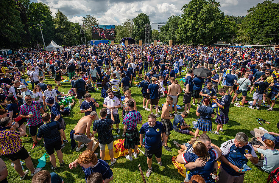 Auch der Stadtgarten wurde vor dem EM-Spiel am Sonntagabend von Anhängern der schottischen Nationalmannschaft bevölkert. Auch der Stadtgarten wurde vor dem EM-Spiel am Sonntagabend von Anhängern der schottischen Nationalmannschaft bevölkert.