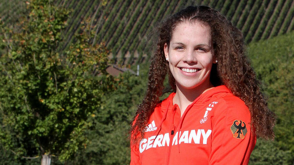 Bei der DM der offenen Klasse schwimmt die Gymnasiastin auf die Pl&auml;tze zwei (800 m) und drei (1500 m). Von der Jugend-EM kehrt sie mit drei Mal Silber heim. Rang acht (1500 m) wird es bei der EM in Glasgow, Platz f&uuml;nf bei den Olympischen Jugendspielen in Buenos Aires.