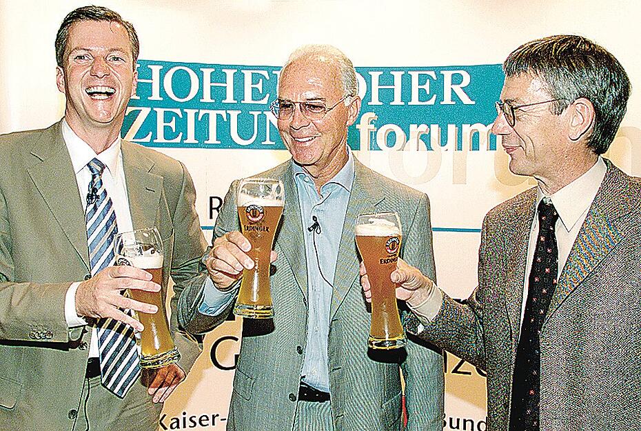 2003: Gesellige Runde nach dem Forum.