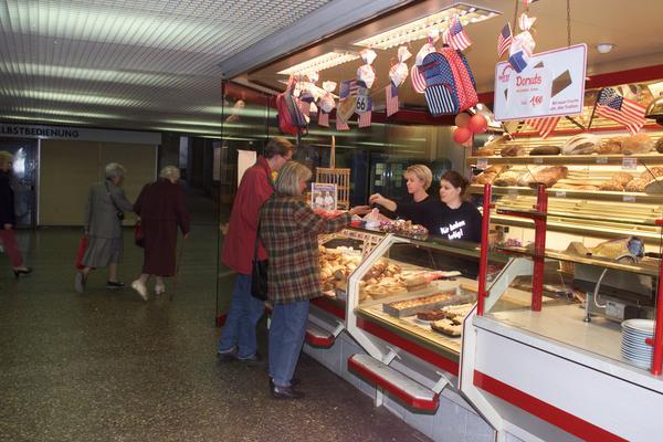 US-Backwaren in der Post-Passage: Donuts, Muffins und Bagels gehen 1999 bei Mitterer über die Theke. 1986 hatte Rolf Härdtner die Heilbronner Traditionsbäckerei mit ihren elf Filialen übernommen. US-Backwaren in der Post-Passage: Donuts, Muffins und Bagels gehen 1999 bei Mitterer über die Theke. 1986 hatte Rolf Härdtner die Heilbronner Traditionsbäckerei mit ihren elf Filialen übernommen.