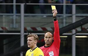 Schiedsrichter Antonio Mateu Lahoz zeigt Schwedens Emil Forsberg nach Meckern die gelbe Karte. Foto: Antonio Calanni