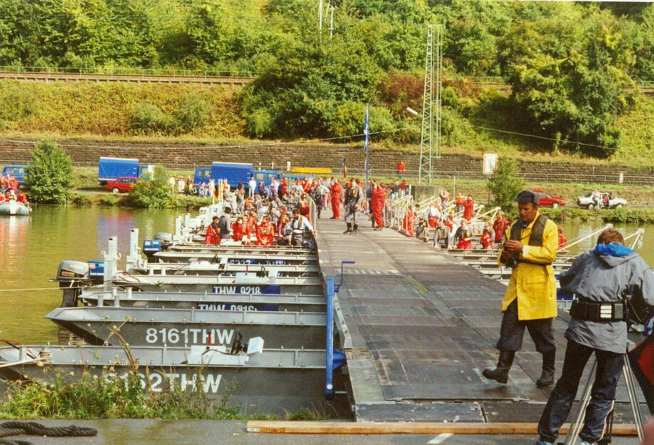 Vom 7. bis 8. September 1990 feierte der Ortsverband des Technischen Hilfswerks in Haßmersheim sein  25-jähriges Bestehen mit einem Brückenschlag.
