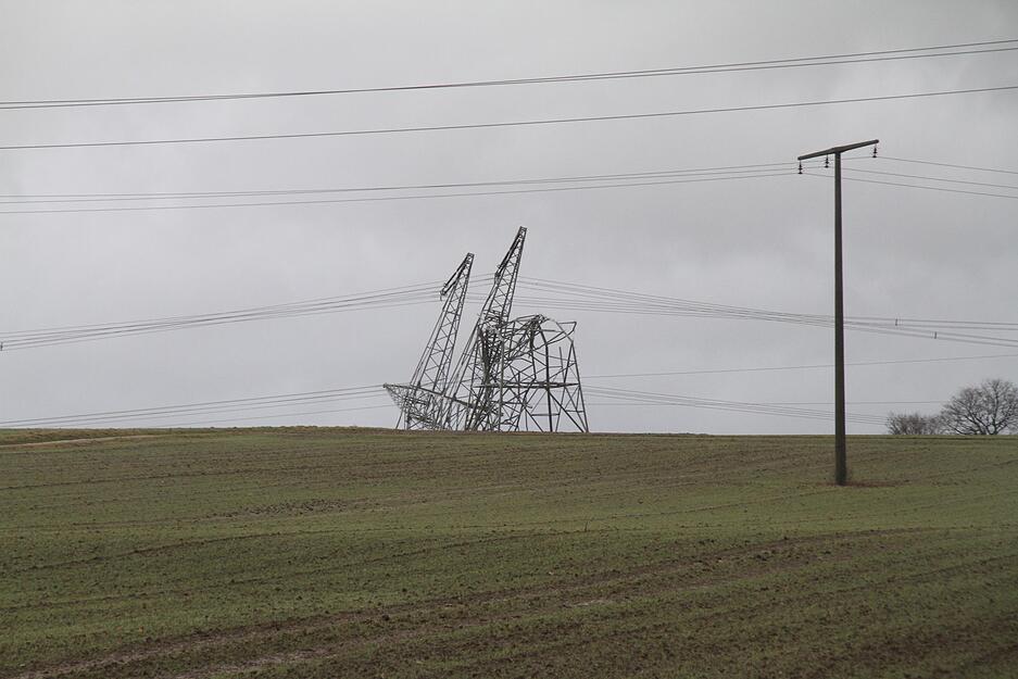 Die B&ouml;en des Sturms "Burglind" knickten zwei Hochstrommasten bei Eschental um.