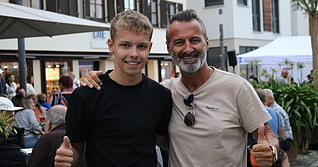 Saki Panagiotopoulos und Sohn Alex genießen die Gesellschaft und Musik bei Sommer in der Stadt.