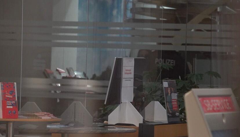 Bei der Durchsuchung sei es vorrangig um die Daten betroffener Kunden gegangen, hie&szlig; es von der Polizei.
