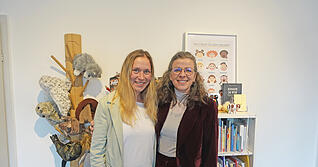 Luisa Knabe, stellvertretende Vorsitzende des Vereins Lichtblick (links) und Trauerbegleiterin Anke Kircher bieten in den R&auml;umlichkeiten der Allee 29 Einzel- und Gruppentermine zur Trauerverarbeitung f&uuml;r junge Menschen an.