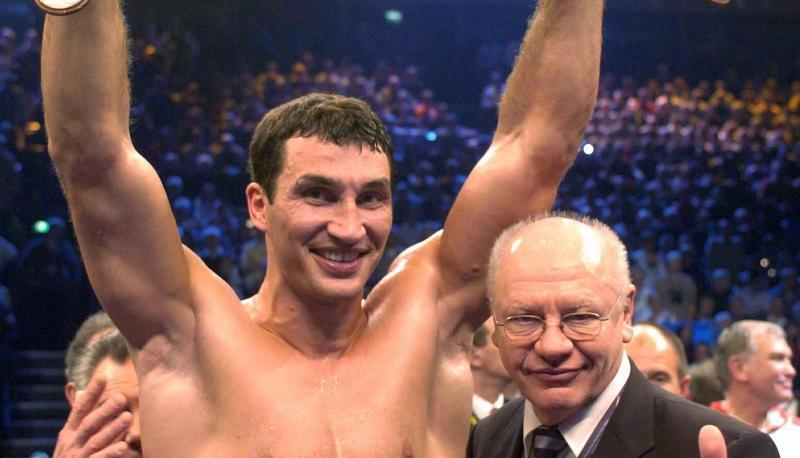 Klaus-Peter Kohl posiert 2003 im Ring mit Wladimir Klitschko.