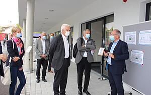 Detlef Piepenburg (Mitte) und Thomas Weber (rechts) präsentieren das neue Gesundheitszentrum in Möckmühl.
Foto: Müller