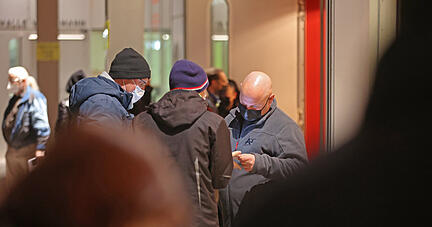 Einlasskontrollen in der Heilbronner Harmonie zur Überprüfung von 2G plus. Foto: Ralf Seidel